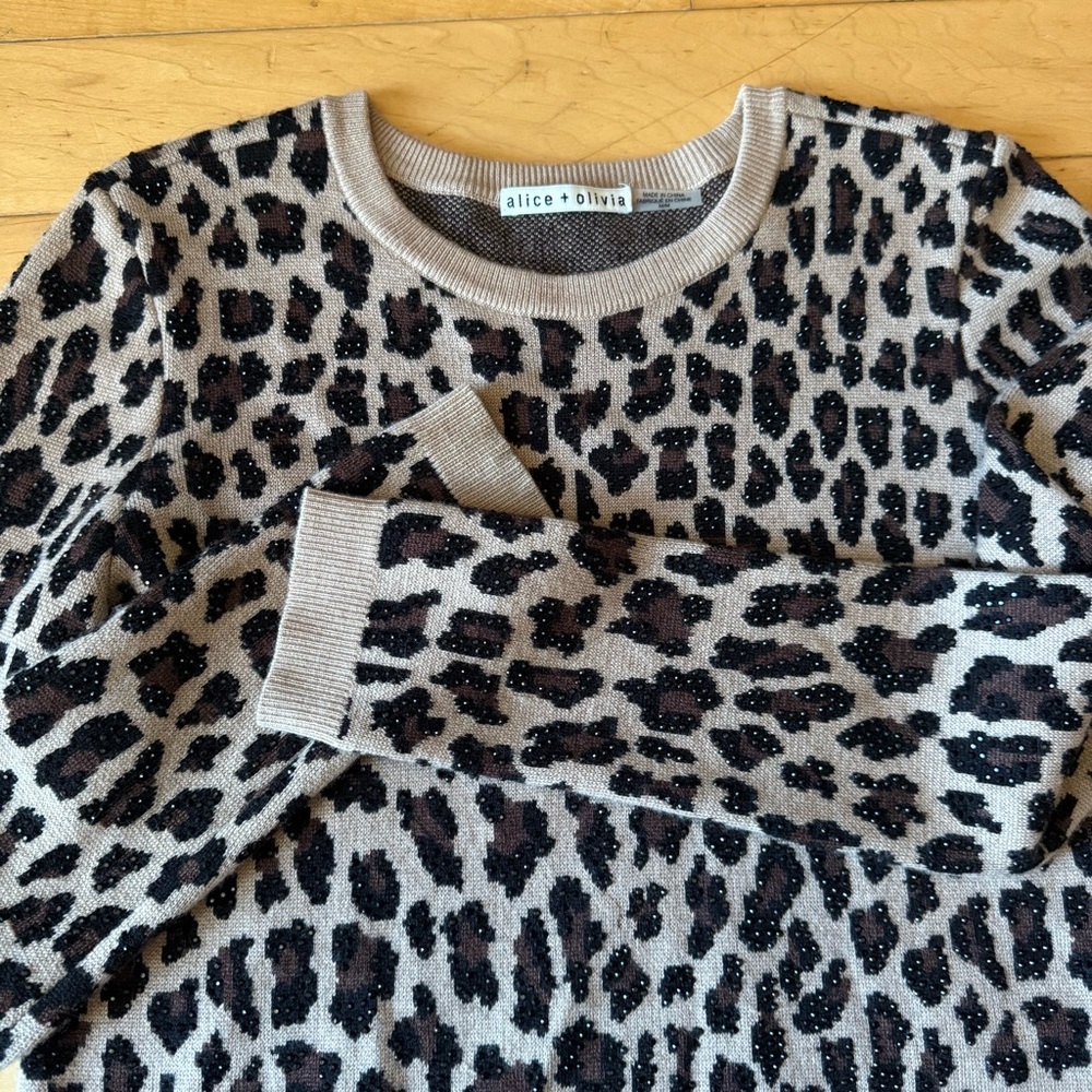 ALICE + OLIVIA Connie Embellished Leopard Sweater long Sleeves Top Size: M - Picture 1 of 11